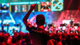 全神班沦为笑话！管泽元：5个人在各玩各的；宁王锐评上辅拉垮：我来教Daeny做BP；Rita在街头偶遇被拍出麒麟臂！